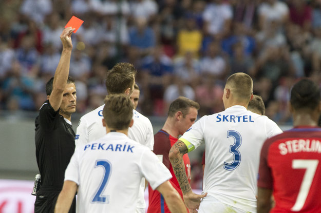 Jeden z najdôležitejších momentov zápasu Slovensko - Anglicko; červená karta pre Martina Škrtela.