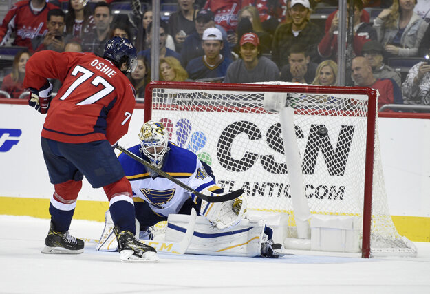 T. J. Oshie strieľa gól do siete Cartera Huttona v nájazdovom rozstrele.