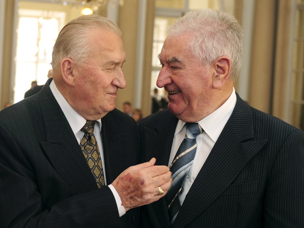 Michal Kováč s kňazom Antonom Srholcom na odovzdávaní ocenenia Krištáľové krídlo v roku 2009.