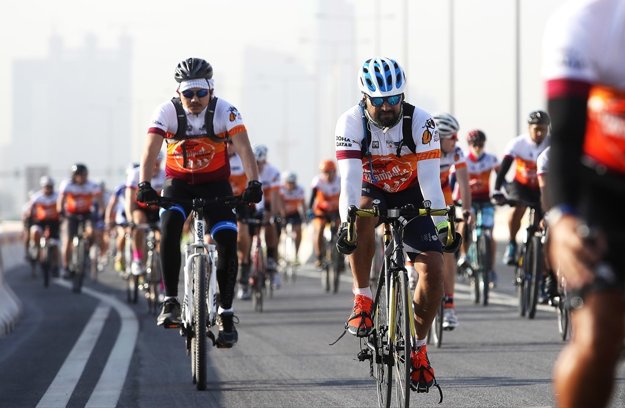 V dave sa objavili zástupcovia ambasád, prezident Medzinárodnej cyklistickej únie Brian Cookson, legendárny Belgičan Eddy Merckx.
