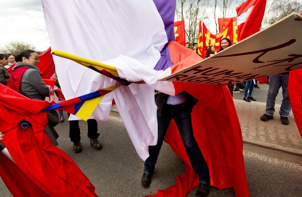 FOTOGRAFIA ROKA: Michal Šula, Mafra – Protesty proti návšteve Čínskeho prezidenta. Potýčky priaznivcov čínskeho prezidenta a ochrancov ľudských práv, ku ktorým dochádzalo počas celej návštevy v Českej republike.