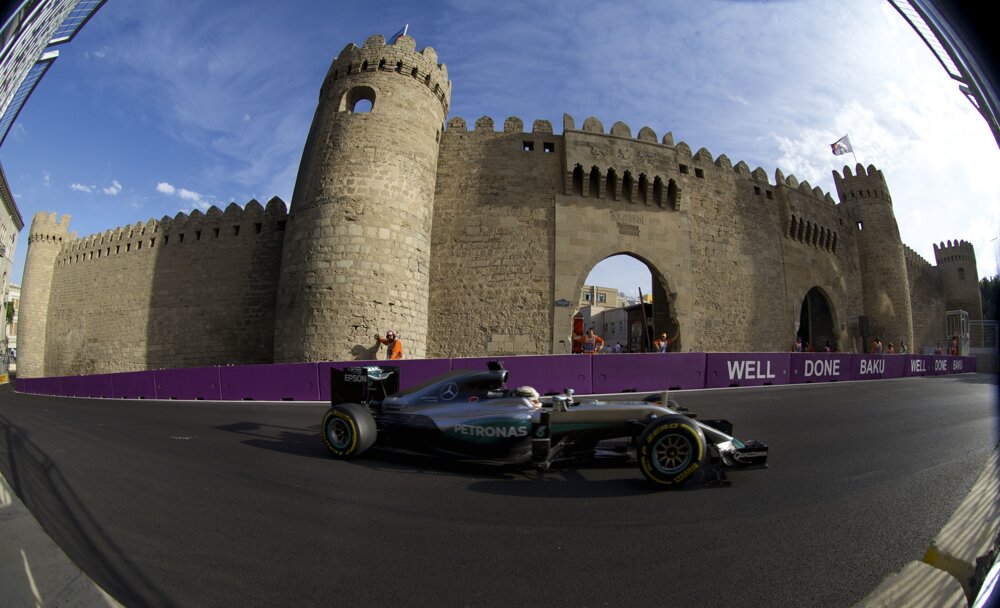 Lewis Hamilton z Mercedesu počas Veľkej ceny Európy. V Baku, hlavnom meste Azerbajdžanu, sa konali preteky F1 tento rok prvý raz.