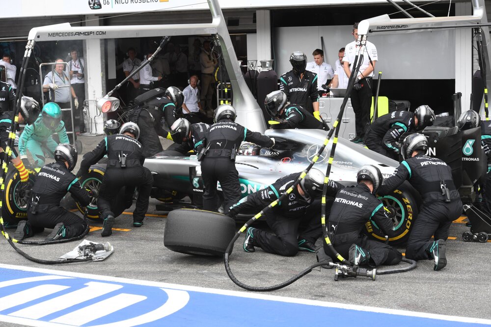 Nico Rosberg počas zastávky v boxoch na nemeckom okruhu Hockenheim.