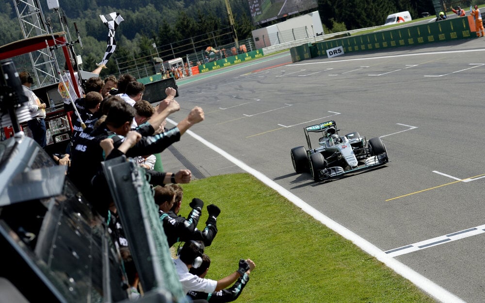 Nico Rosberg a jeho tím Mercedes oslavujú víťazstvo na Veľkej cene Belgicka.