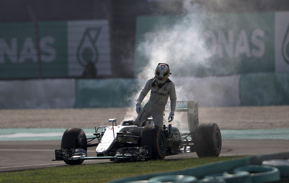Lewis Hamilton vystupuje v Malajzii zo svojho monopostu s pokazeným motorom.