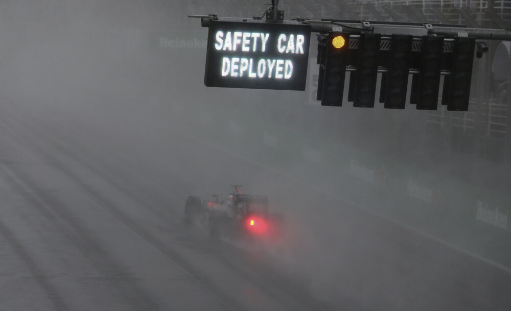Pre silný dážď vyrazil na okruh Interlagos safety car.