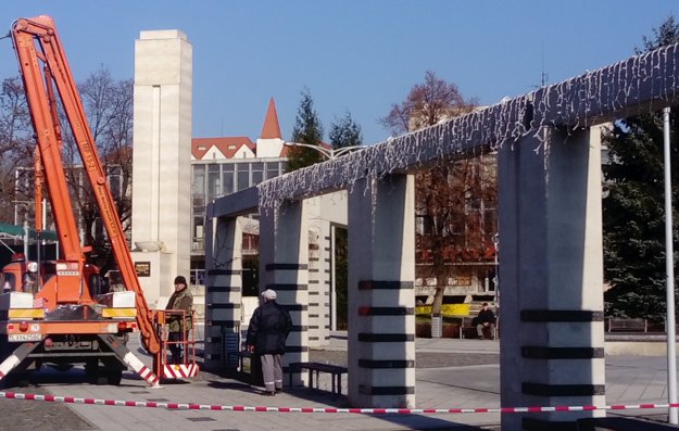 Vianočné mestečko bude na námestí od 16. decembra. Svetelné reťaze už nainštalovali.