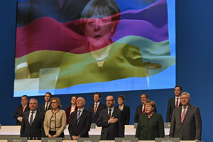 Členovia predsedníctva CDU, nemecká kancelárka a predsedníčka CDU Angela Merkelová (druhá sprava v dolnom rade) počas národnej hymny na záver zjazdu Kresťanskodemokratickej únie (CDU) v Essene 7. decembra 2016.