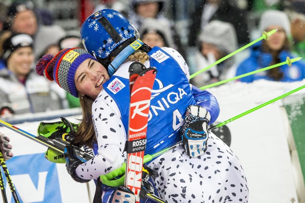 17. január 2016. Slovenské lyžiarky Petra Vlhová a Veronika Velez Zuzulová sa tešia po vydarenom zjazde v rakúskom Flachau.