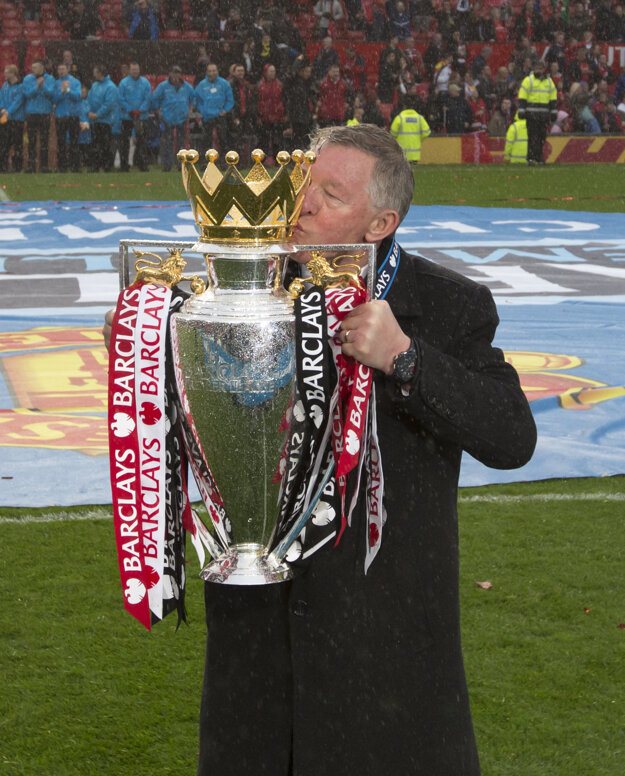 Alex Ferguson bozkáva trofej za triumf v Premier League v sezóne 2012/2013.