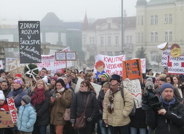 Do neobmedzeného štrajku učiteľov sa zapojili aj školy z okresu. V Leviciach sa konal aj spoločný protest.
