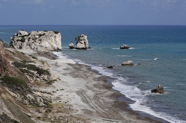 Aphrodite beach s legendárnou skalou, ktorá je považovaná za mýtické miesto narodenia tejto bohyne.