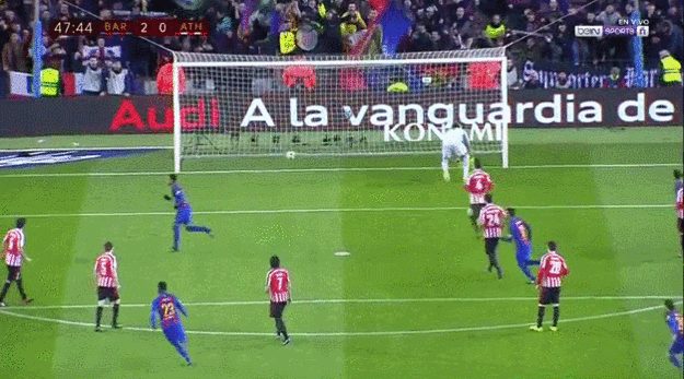 Neymar premieňa pokutový kop v odvetnom pohárovom zápase proti Athleticu Bilbao.