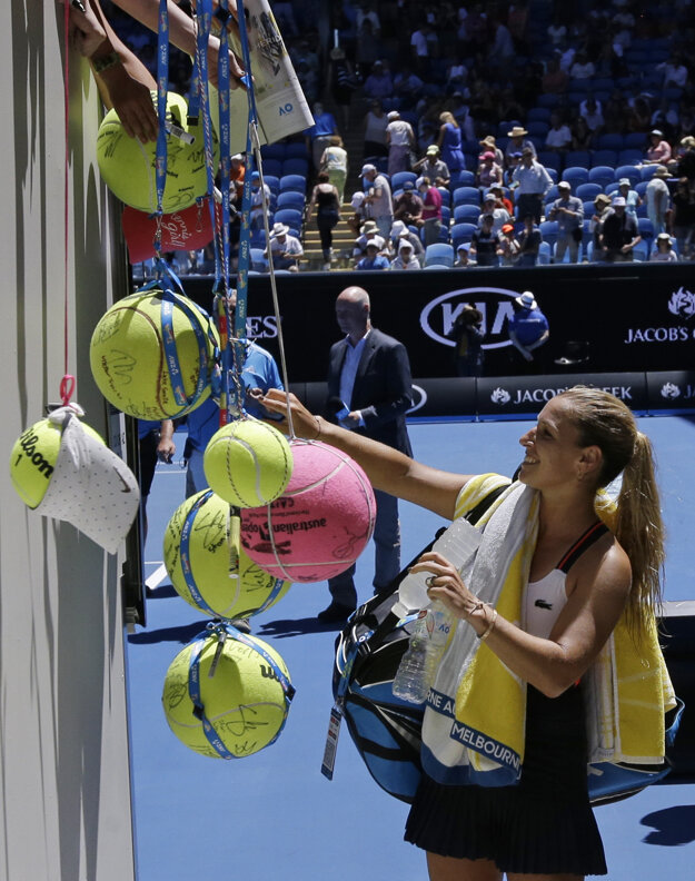 Dominika Cibulková rozdáva podpisy po víťaznom stretnutí druhého kola.
