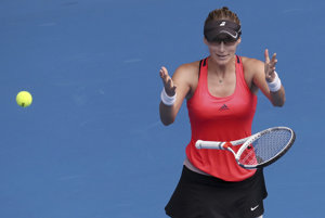 Po prvý raz si singlové štvrťfinále v Melbourne zahrá Chorvátka Mirjana Lučičová-Barroniová po triumfe 6:4, 6:2 nad Američankou Jennifer Bradyovou.