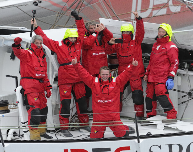 Francúz Francis Joyon a jeho päťčlenná posádka na trimarane Idec Sport.