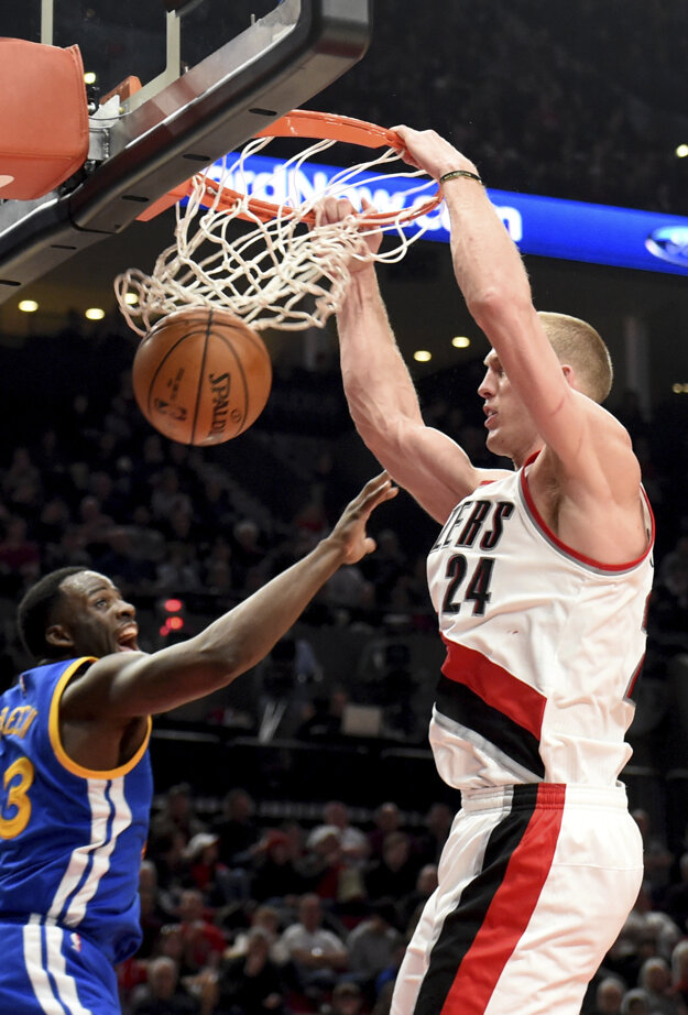 Mason Plumlee (vpravo) z Portlandu smečuje v zápase proti Golden State