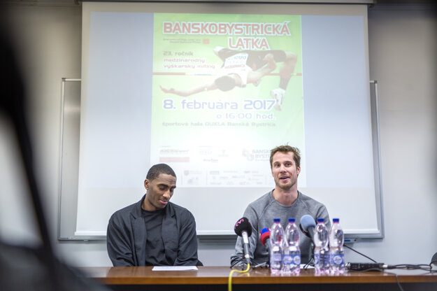 Zľava: Víťaz Diamantovej ligy Erik Kynard a olympijský víťaz v skoku do výšky Derek Drouin počas tlačovej konferencie pred 23. ročníkom Banskobystrickej latky (BBL).