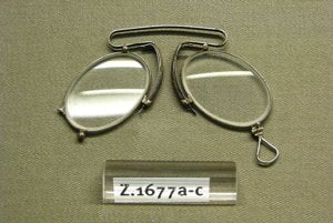 Okuliare typu "pince-nez". Boli pomerne nepohodlné, tlačili a často majiteľom padali.