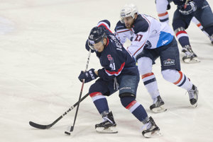 Patrik Lušňák (vľavo) v poslednom zápase sezóny proti Medveščaku Záhreb.