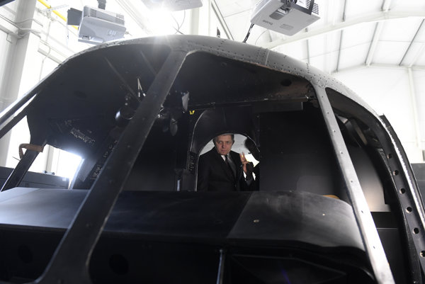 Robert Fico si prezerá letecký simulátor vrtuľníka počas prehliadky spoločnosti Virtual Reality Media.