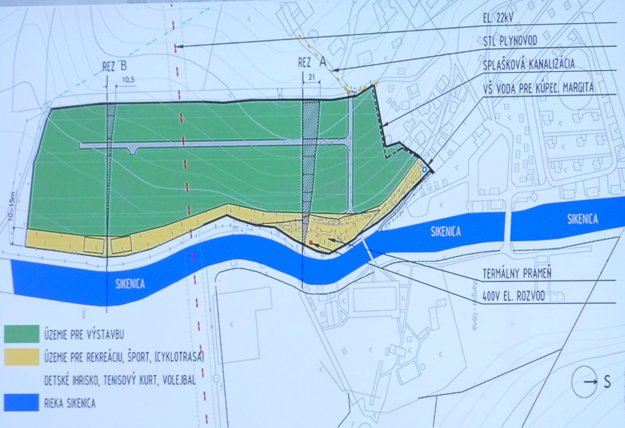 Vpravo pod Sikenicou je areál kúpaliska Margita - Ilona, nad ňou (zelená) je pozemok, kde má byť obytný rezort. Žltou je vyznačené nábrežie riečky - tam je aj starý kúpeľ Margita.