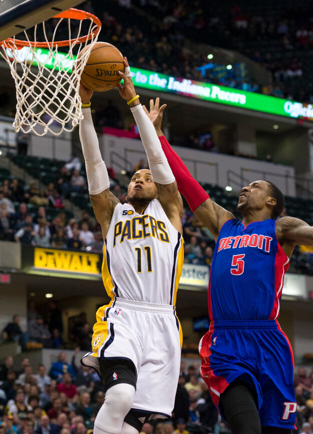 Monta Ellis (vľavo) z Indiany zakončuje na kôš v zápase proti Detroitu.