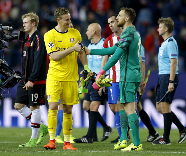 Brankári Bernd Leno (vľavo) a Jan Oblak patrili k hrdinom bezgólového zápasu.