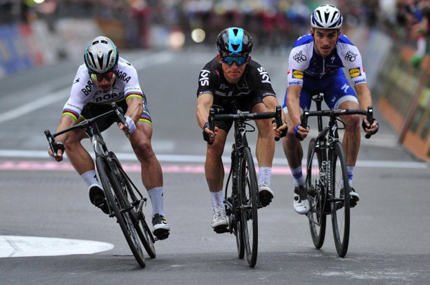 Michal Kwiatkowski (v strede) zdolal Petra Sagan (vľavo) o centimetre.