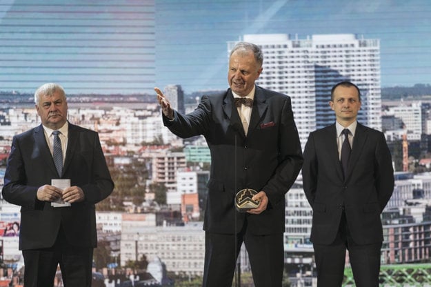 Architekt Juraj Hermann (uprostred) s hlavnou cenou Stavba roka 2016 za stavbu Panorama city v Bratislave. Vľavo minister dopravy a výstavby Árpád Érsek, vpravo výkonný riaditeľ J&T Pavel Pelikán.