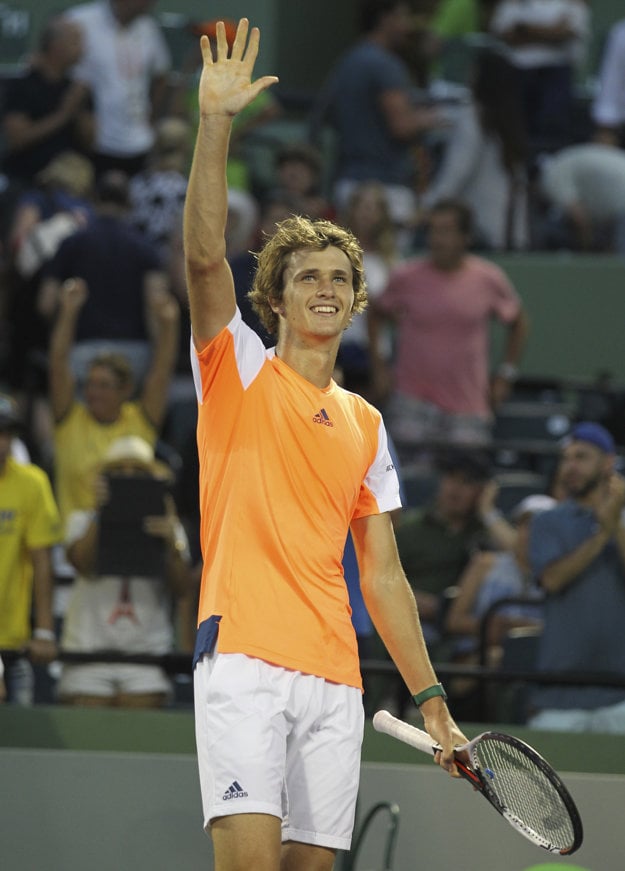 Alexander Zverev sa teší po víťazstve nad Johnom Isnerom.