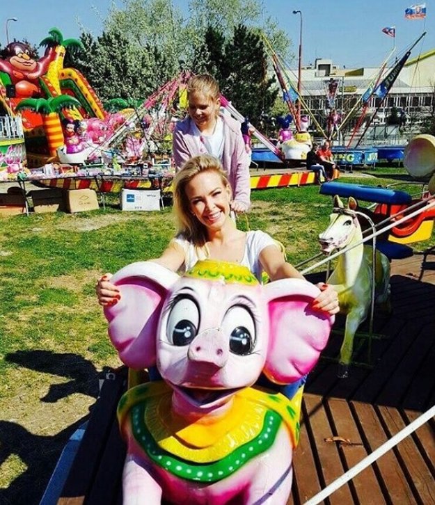 Lucia Barmošová. Uplynulý slnečný víkend si plavovlasá jojkárka zaspomínala na detské časy. S neterkou Paulínkou, dcérou moderátorky Kvetky Horváthovej, si totiž vyrazili na kolotoče a ako Lucka priznala na sociálnej sieti, najviac sa jej páčil sloník. (zdroj: instagram)