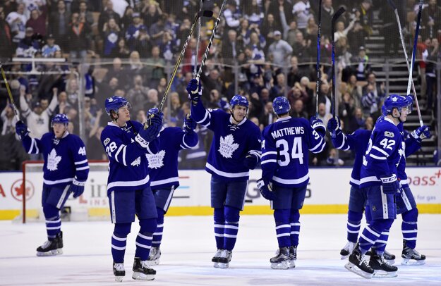 Hokejisti Toronta oslavujú postup do play-off.
