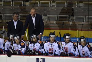 	
Slovenská striedačka s trénerom Zdenom Cígerom (vpravo hore) a asistentom Miroslavom Milošovičom (vľavo) v prípravnom zápase pred MS 2017 v rámci Euro Hockey Challenge Slovensko - Švajčiarsko v Trenčíne 13. apríla 2017.