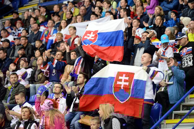 Na snímke fanúšikovia Slovenska v zápase A-skupiny Kanada - Slovensko na majstrovstvách sveta v hokeji hráčov do 18 rokov na zimnom štadióne v Poprade.