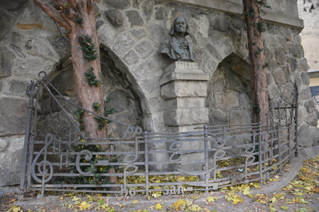 Pamätník Franza Liszta z roku 1911, ktorý sa nachádza pri Dóme Sv. Martina za kovovým plotom ozdobeným notami z Korunovačnej omše Franza Liszta.