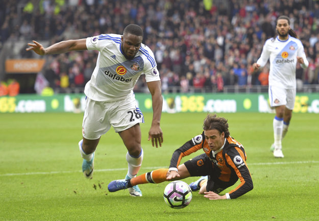 Lazar Markovič (vpravo) z Hull City padá na trávnik po súboji s Victorom Anichebem.