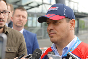Na snímke prezident Slovenského zväzu ľadového hokeja (SZĽH) Martin Kohút (vpravo) hovorí s novinármi.