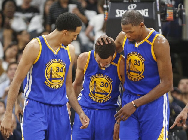 V drese víťazov nazbieral Kevin Durant 33 bodov (číslo 35) a 10 doskokov, Stephen Curry pridal 21 bodov (v strede).