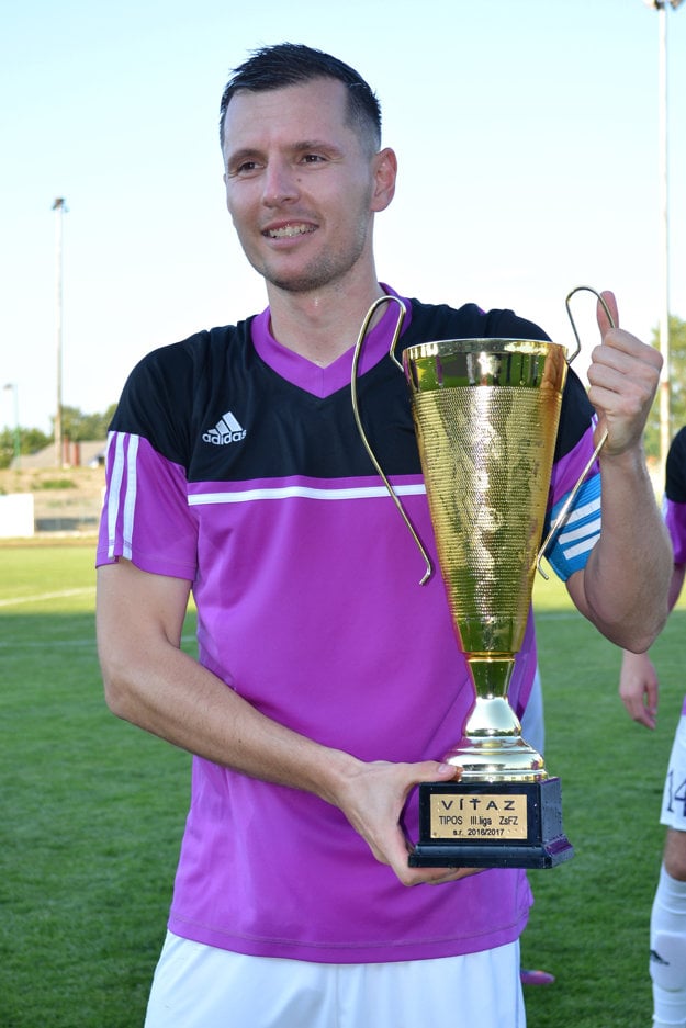 S víťaznou trofejou pózuje kapitán mužstva Michal Podlucký (zdroj: Zoltán Kovács)