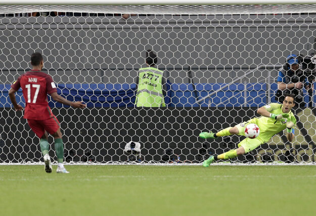 Brankár Čile Claudio Bravo zasahuje pri penalte Naniho. Portugalčania nepremenili ani jednu strelu zo značky pokutového kopu.