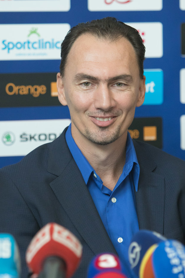 Aby mohol Miroslav Šatan vykonávať funkciu naplno, sťahuje sa na Slovensko.