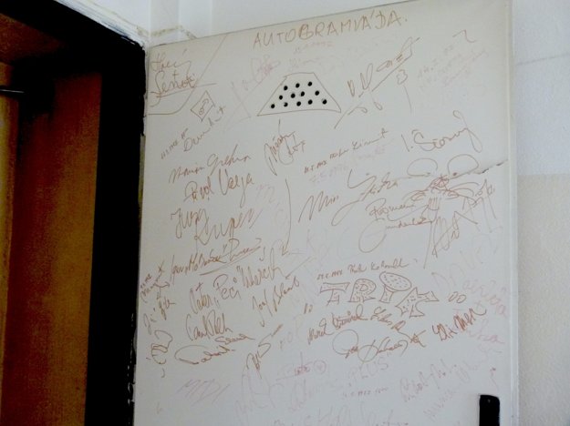 Podpisy účinkujúcich z konca minulého storočia sa zachovali na dverách.