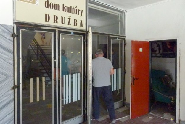 Vstupné priestory do bývalých kancelárií a zázemia kultúrneho domu.