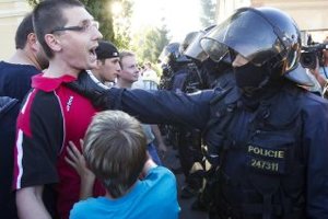 Prívrženci radikálnej pravice aj miestni pochodovali proti Rómom vo Varnsdorfe na severe Česka.