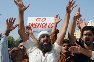 Pakistanská vláda je oficiálne americkým spojencom, no medzi občanmi prevládajú protiamerické nálady. Tie sa vystupňovali, keď Washington obvinil ISI z podpory teroristov.