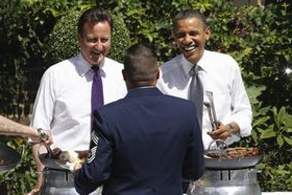 Obama s Cameronom trávili spoločný čas aj grilovaním.