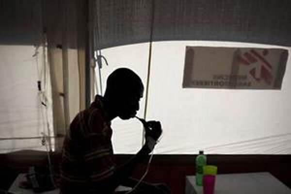 Pacient s cholerou si umýva zuby na cholerovej klinike v Port-au-Prince.