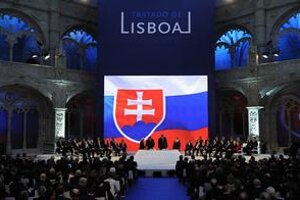 Premiér Fico podpisuje slávnostne Lisabonskú zmluvu v decembri 2007 v postugalskom Lisabone. Bez výhrad.