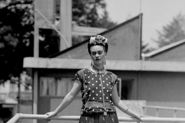 Na archívnej snímke z 14. apríla 1939 maliarka a surrealistka Frida Kahlo pózuje vo svojom dome v Mexico City.